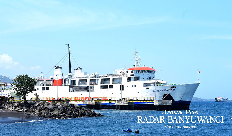 KMP Marisa Nusantara jurusan Lombok sedang bersandar di dermaga 4 Pelabuhan Ketapang Banyuwangi.