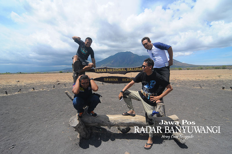 TETENGER: Pengunjung pose bersama di Savana Bekol, Taman Nasional Baluran, Kecamatan Banyuputih, Situbondo.
