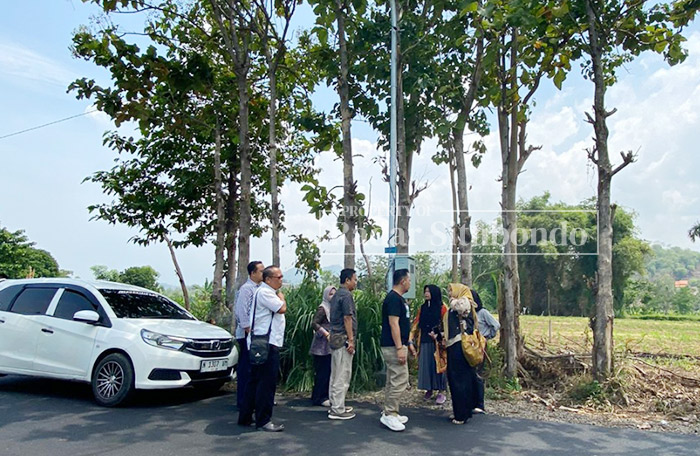 PJU KONVENSIONAL: Komisi III DPRD Situbondo meninjau lampu PJU yang baru dibangun di Desa Widoro Payung, Kecamatan Besuki, Jumat (8/12) kemarin.