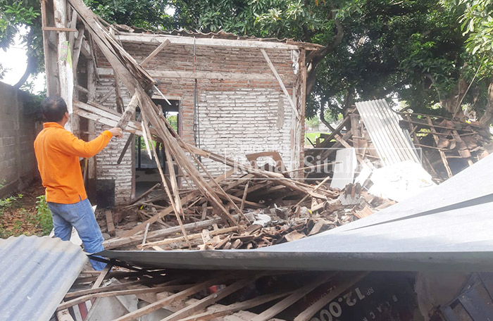 RUSAK BERAT: Anggota BPBD Situbondo&nbsp; meninjau rumah roboh milik Sukiatina, 80, warga Kampung&nbsp; Pareyaan Utara, Desa Sumberkolak, Kecamatan&nbsp; Panarukan, kemarin (8/12).