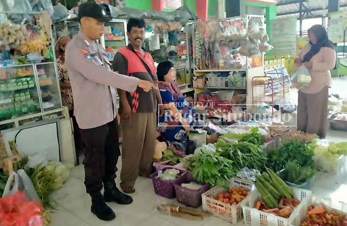 RESPON LAPORAN: Anggota Polsek Mangaran mendatangi toko milik Sahid, 30, korban uang palsu di Pasar Tradisional Desa /Kecamatan Mangaran, (8/12).