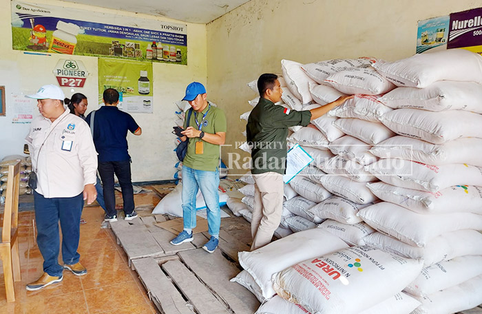 SIDAK: KP3 Pemkab Situbondo melakukan pemeriksaan penyaluran pupuk subsidi di salah satu kios, di wilayah Desa Trebungan, Kecamatan Mangaran, Jumat (8/12) kemarin.