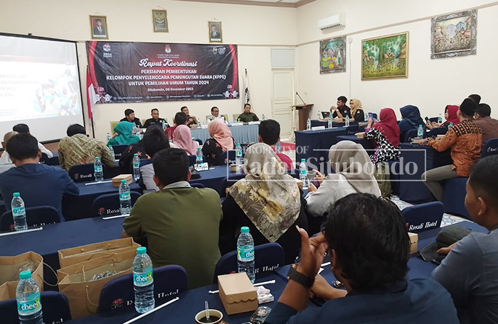 TAHAPAN PEMILU: Ketua KPU Situbondo, Marwoto menghadiri bimtek penerimaan KPPS, di Kelurahan Patokan, Kecamatan Kota, belum lama ini.