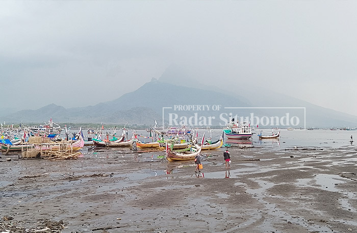 MENDUNG: Beberapa nelayan berangkat menangkap ikan di Pesisir Panarukan, Desa Kilensari, Kecamatan Panarukan, Minggu (10/12) kemarin.