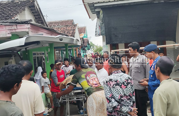 BERDUKA: Tim medis mengevakuasi almarhum Suniwan, warga  Dusun Sekarputih, Desa Sumberanyar, Kecamatan Banyuputih, dari rumah Busri Halili, warga Desa Wonorejo, Kecamatan Banyuputih, Sabtu (9/12).