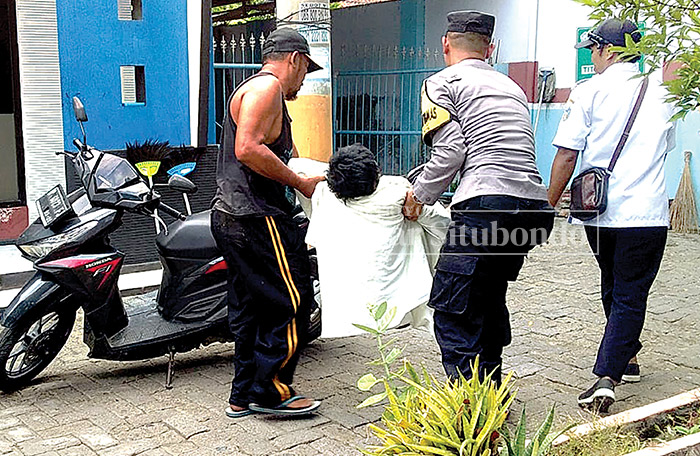 EVAKUASI ODGJ: Anggota Polsek Banyuputih mengevakuasi ODGJ dari kolong jembatan, kemarin (11/12).