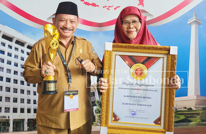 EKSPRESIF : Bupati Situbondo, Drs. Karna Suswandi bersama Wakil Bupati, Nyai Khaorani memegang penghargaan IGA Tahun 2023, Selasa (12/12) lalu, di Jakarta.