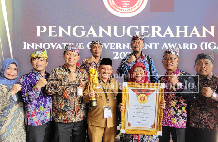 KOMPAK : Bupati Situbondo, Drs. Karna Suswandi bersama wakil bupati dan jajaran kepala dinas Pemkab Situbondo saat mengikuti penerimaan penghargaan IGA award Tahun 2023.