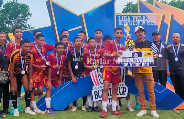 SANG JUARA: Tim sepak bola SMPN 1 Situbondo menerima medali dan uang pembinaan dalam kejuaraan Liga Pelajar Piala Bupati Cup Tahun 2023.