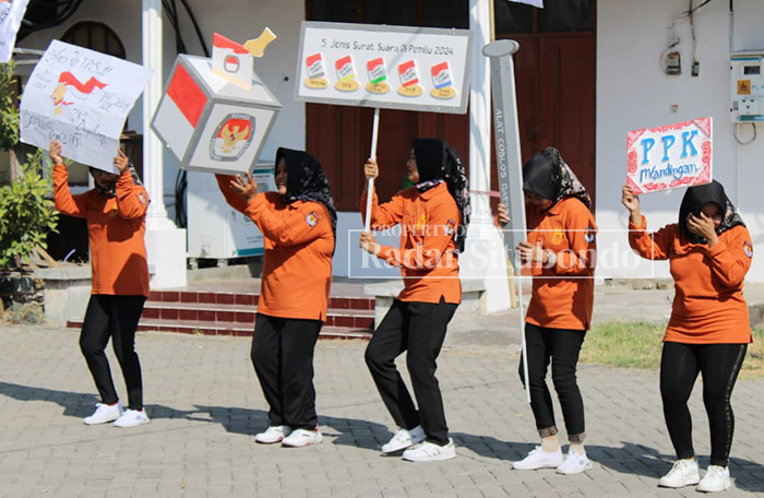 LATIHAN: Petugas PPS KPU Situbondo mempersiapkan sosialisasi kirab pemilu, di halam kantor KPU, beberapa waktu lalu.
