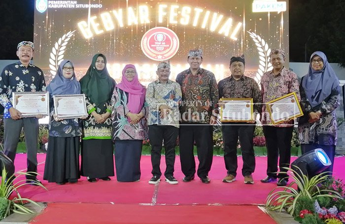 FOTO BERSAMA : Bupati Situbondo, Drs. Karna Suswandi bersama OPD dan lembaga lain setelah meneyerahkan penghagraan, di Pendopo Asryo Situbondo, Mingu malam (18/12).