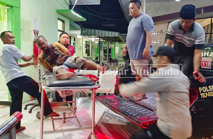 DIKEPUNG MASSA: Kusnadi, 43, warga Kampung Panapan, Desa Sopet, Kecamatan jangkar, tak berdaya di tengah kepungan warga Desa Setempat, dini hari kemarin (19/12).