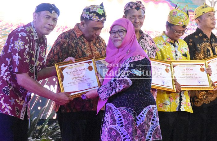 INOVATIF: Kepala Sekolah SMPN 1 Panarukan, Dwi Sukwantoro menerima penyerahan penghagraan dari wakil bupati Nyai Khoirani, di Pendopo Aryo Situbondo, Minggu (17/12) lalu.