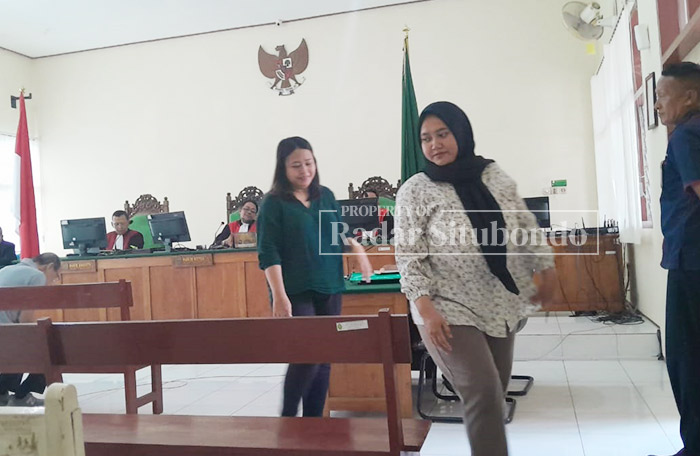 PERSIDANGAN: Empat saksi disumpah oleh majlis hakim di ruang cakra satu Pengadilan Negeri Situbondo, kemarin (27/12).