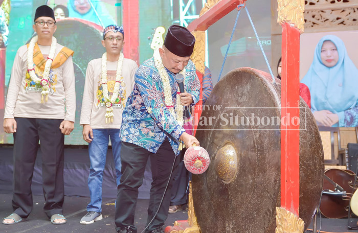 SIMBOLIS: Bupati Situbondo, Drs Karna Suswandi membuka pelaksanaan Pertujukan Desa (PertuDes) Trebungan, Minggu (24/12) lalu.
