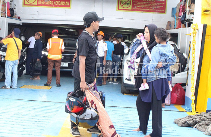 RUANG TERBUKA: Para penumpang kapal menempati kursi sekaligus menunggu kapal berangkat, di Pelabuhan Jangkar, Situbondo, beberapa waktu lalu.