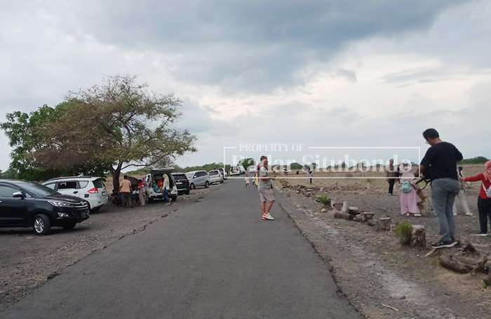DISERBU PENGUNJUNG: Sejumlah pengunjung nampak mengabadikan&nbsp; momen di area wisata Taman Nasional (TN) Baluran, Kecamatan Banyuputih, kemarin (28/12).