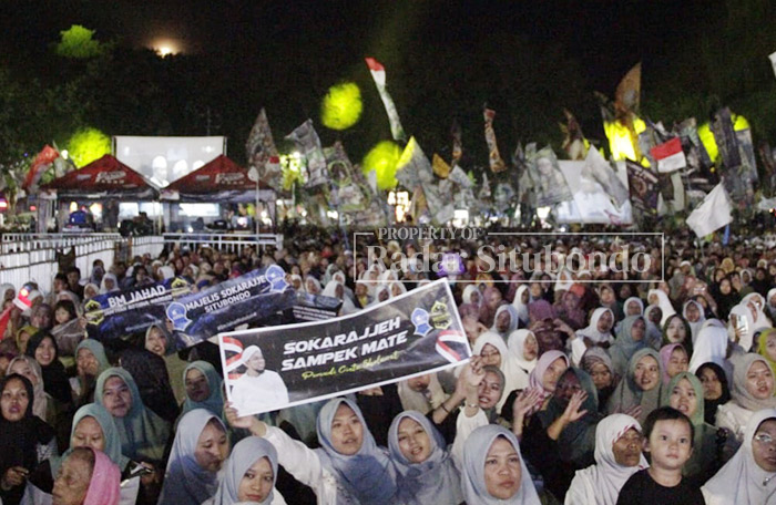 PADAT: Puluhan ribu jamaah pengajian memenuhi area alun-alun Situbondo, Minggu malam (31/12) lalu.
