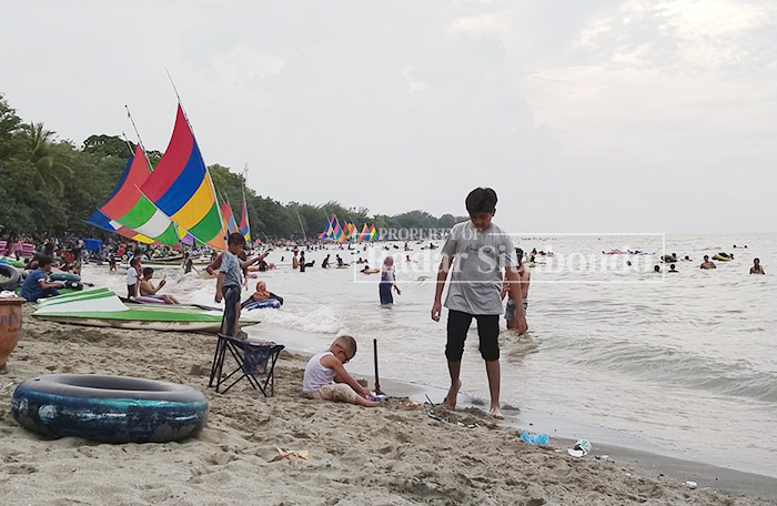TEMPAT FAVORIT: wisata bahari Pasir Putih di Desa Pasir Putih, Kecamatan Bungatan ramai dipadati wisatawan dari dalam maupun luar kota, Senin (1/1) kemarin.
