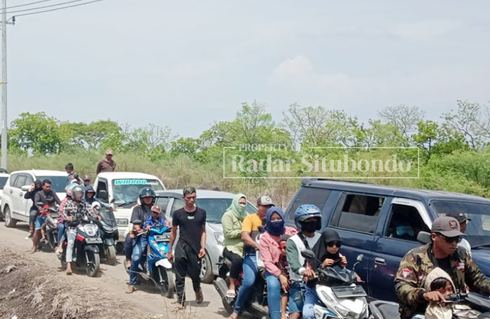 MEMANJANG: Para wisatawan memadati jalan menuju wisata Merak - Baluran di Desa Sumberwaru, Kecamatan Banyuputih, Senin (1/1) lalu.