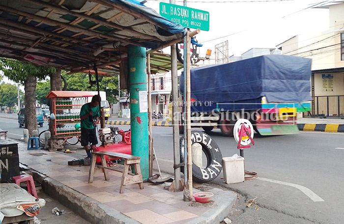 DIPAJANG: Kios BBM dipinggir jalan Pantura tersusun rapi, di Kelurahan Mimbaan, Kecamatan Panji, Selasa (2/1) kemarin.