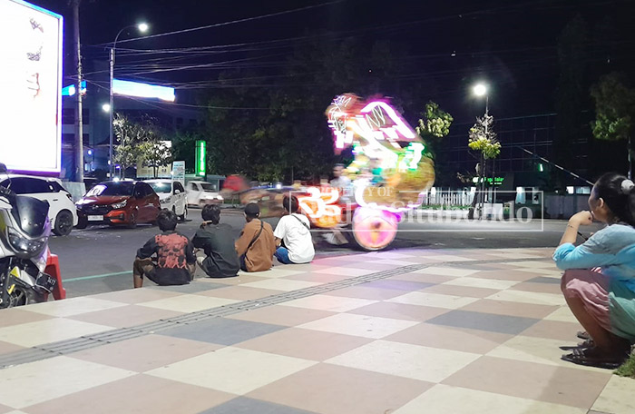 JADI TONTONAN: Dokar hias melintas di Jalan Raya utara Alun-Alun Kota Situbondo, Selasa malam (2/12).