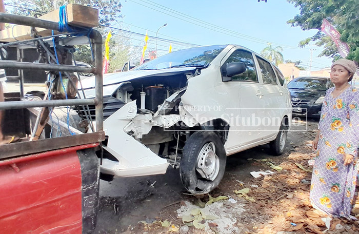 RUSAK BERAT: Mobil bernopol P 1364 DO terparkir di depan pos pengamanan di kawasan wisata Pasir Putih, Kecamatan Bungatan, kemarin (2/1).