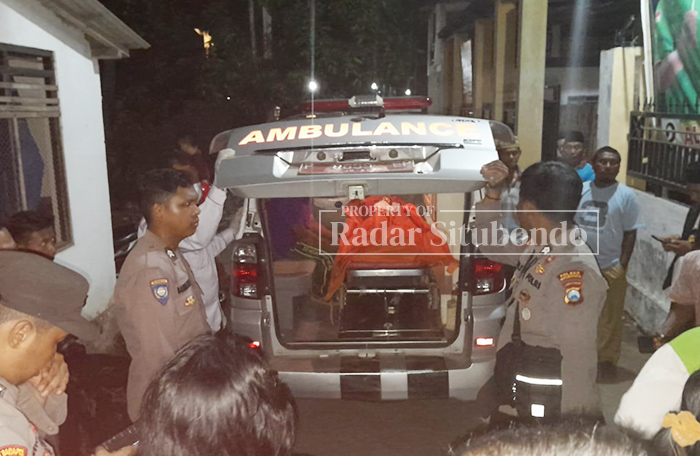 JADI TONTONAN WARGA: Jenazah Nenek Sumini warga Dusun Karang Anyar, Desa Kasambirampak, Kecamatan Kapongan dievakuasi ke Rumah Sakit Umum Daerah (RSUD) dr Abdoer Rahem Situbondo, Selasa malam (2/1).