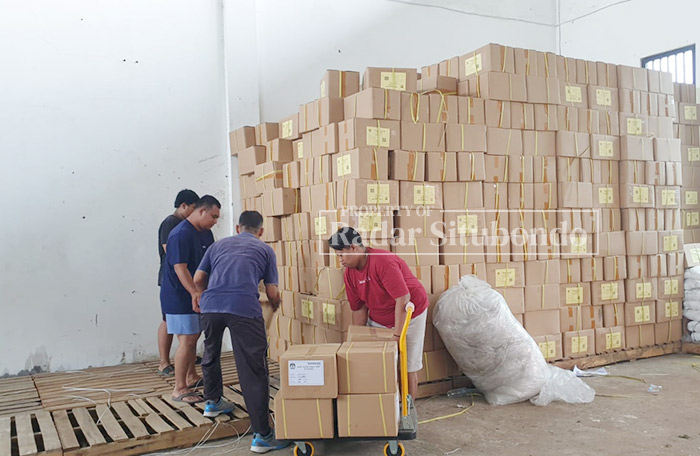 LOGISTIK: Petugas KPU mengangkut kotak berisi surat suara DPR-RI dari truk kontainer menuju gudang penyimpanan KPU, di Kelurahan Mimbaan, Kecamatan Panji, Rabu (3/1) lalu.