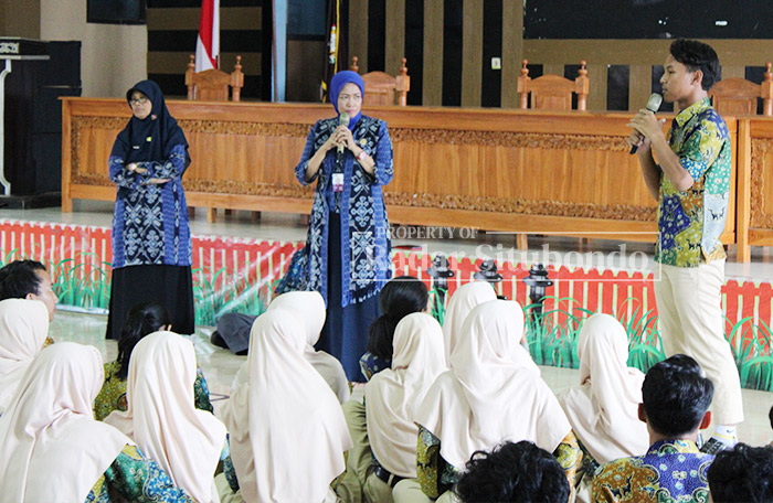 AUDIENSI: Kepala SMAN 1 Situbondo, Marta Mila Sughesti menerima aspirasi siswa dan siswi SMASA, di aula sekolah setempat, Kamis (4/1) kemarin.