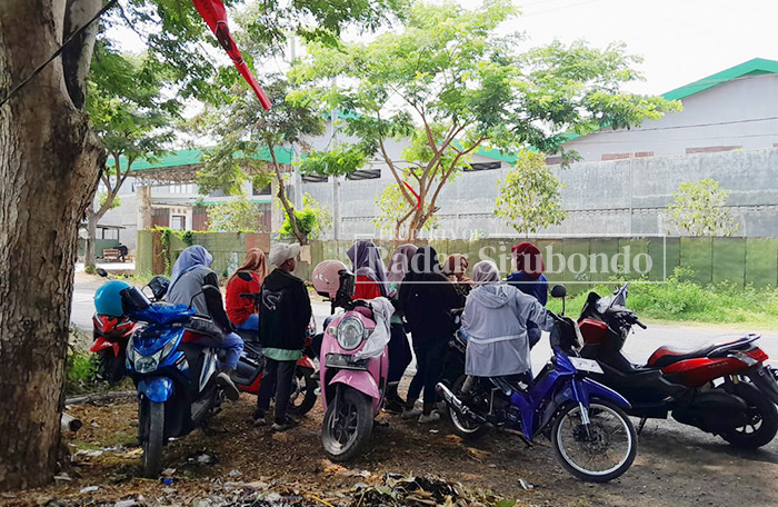 MOGOK KERJA: Ratusan karyawan beristirahat di halaman perusahaan tripleks di Jalan Raya Banyuwangi, Desa Lamongan, Kecamatan Arjasa, pukul 08.10, kemarin (5/2).