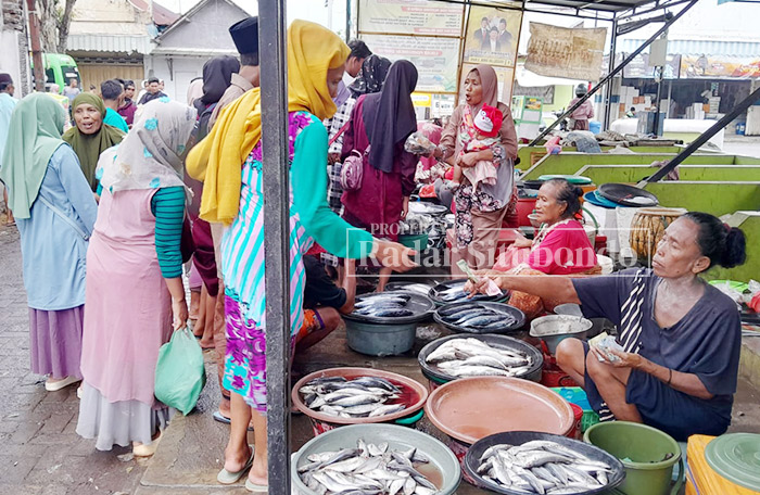 DISERBU PEMBELI: Puluhan orang pembeli ikan asal Kabupaten Jember memborong ikan di Pasar Ikan Panarukan, kemarin (7/2).