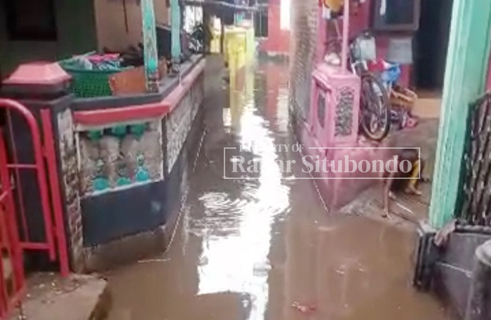 MENGGENAG: Kondisi genangan air yang terjadi di pemukiman warga Kelurahan Ardirejo, Kecamatan Panji, Minggu (7/1) kemarin.