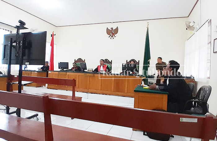 SIDANG PEMBACAAN EKSEPSI: Dua pengacara terdakwa Hendro mengikuti persidangan di ruang pengadilan negeri situbondo, kemarin (9/2).