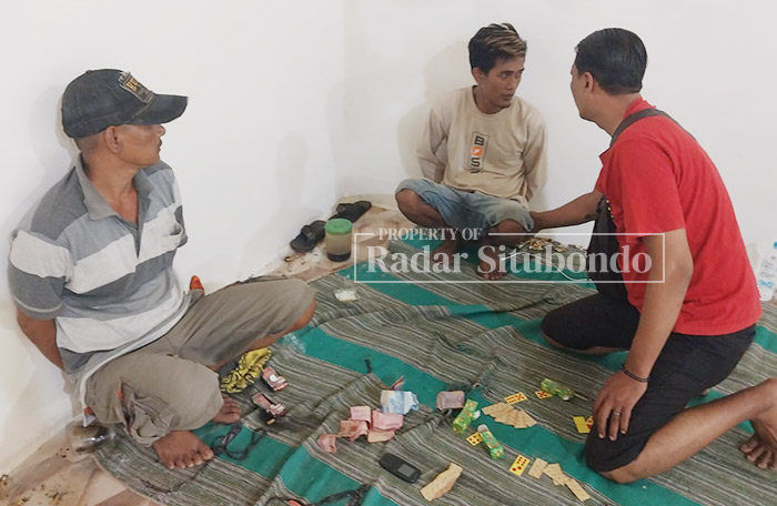 TERCIDUK: Padla Hermanto, 53, warga Alas Tengah, Kecamatan Paiton Probolinggo bersama Adijo, 31, warga kecamatan Jatibanteng diciduk oleh tim Resmob Polres Situbondo, Senin lalu (8/2).