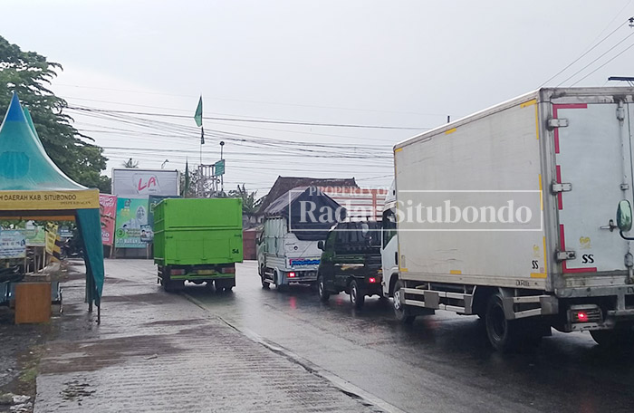 MENGGANGGU: Kondisi kabel kendor yang berada di sepanjang jalan penghubung menuju Pelabuhan Jangkar, di Desa/Kecamatan Jangkar, Selasa (9/1) kemarin.