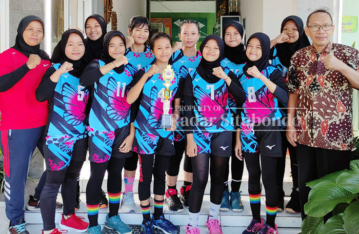 PENGHARGAAN: Kepala SMPN 5 Situbondo, Agus Triono berpose bersama siswa-siswi berprestasi di halaman SMPN 5 Situbondo, beberapa waktu lalu.