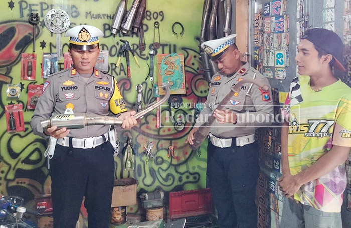 SASAR BENGKEL MOTOR: Kasatlantas Polres Situbondo AKP Tutut Yudho Prasityo, mendatangi salah satu bengkel sepeda motor di jalan umum Desa Alas Malang, Kecamatan Panarukan, kemarin (11/2).
