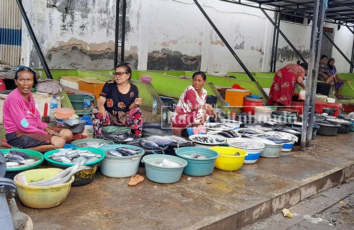 STOK MELIMPAH: Sejumlah pedagang ikan di Pasar Panarukan berbincang santai sambil menunggu pembeli datang, Kamis (11/1).