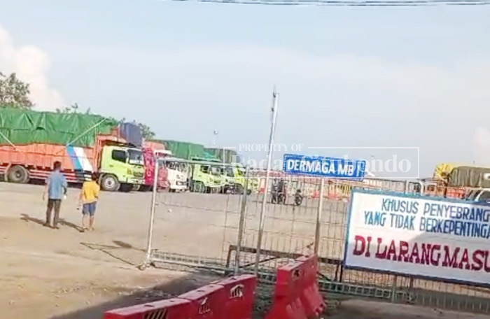 SIANG HARI:&nbsp; Sejumlah kendaraan truk parkir di area Pelabuhan Jangkar, Kamis (11/1) kemarin. Kendaraan tersebut akan diberangkatkan ke Pelabuhan Lembar.