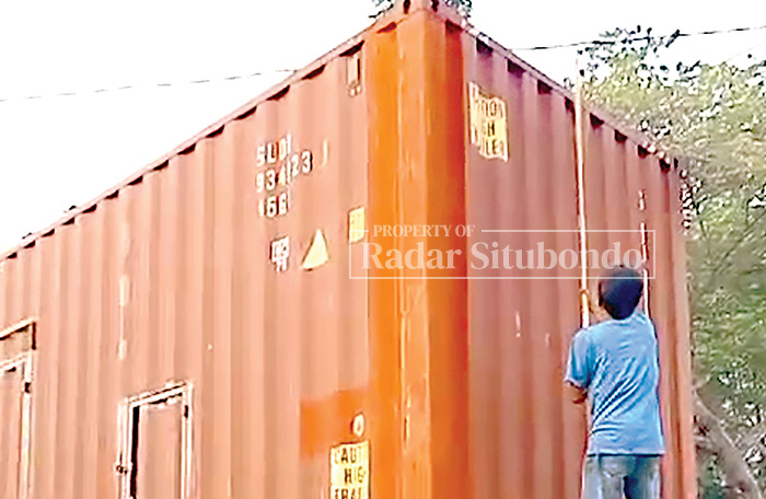 DIANGKAT PAKAI KAYU: Warga membantu kendaraan truk yang tersangkut kabel listrik, di Desa.Kecamatan Jangkar, Jumat (12/1) kemarin.