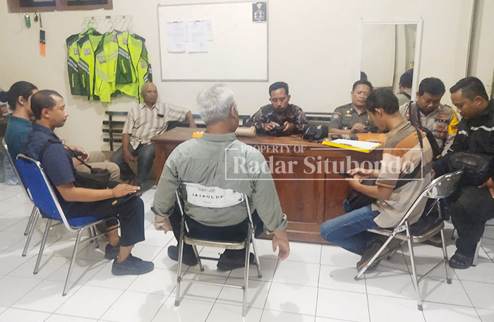 GERAK CEPAT: Petugas Polsek Arjasa, Situbondo,&nbsp; mendatangi Kantor Satpol PP Situbondo, belum lama ini (14/2/23).