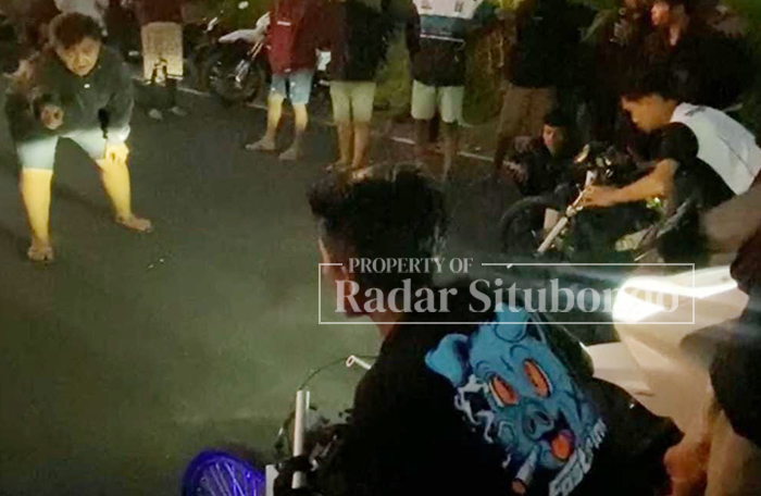 GAS POL: Peserta balap liar dan penonton balapan liar meninggalkan Jalan&nbsp; Lingkar Utara (JLU) Desa Duwet, Kecamatan Panarukan, Minggu lalu (14/1).