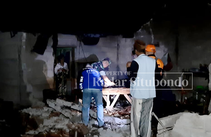 EVAKUASI : Petugas BPBD Situbondo melakukan evakuasi pohon tumbang di Desa Curah Tatal, Kecamatan Arjasa, belum lama ini.