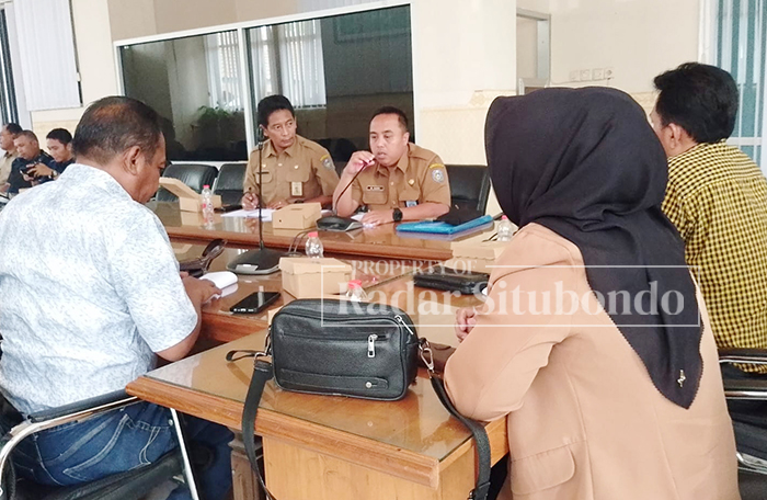 DISKUSI : Kabid Penyuluhan, M.Zaini mengikuti kegiatan rapat yang diselenggarakan Komisi II DRPD Situbondo, Selasa (16/1).