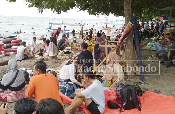 BERLIBUR : Area bibir pantai wisata Pasir Putih di Kecamatan Bungatan banyak digunakan para wisatawan untuk beristirahat.