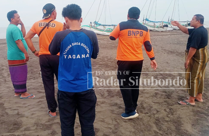 GERAK CEPAT: Anggota BPBD Situbondo melakukan pencarian nelayan hilang di perairan laut Tanjung Pecinan, Desa Tanjung Pecinan, Kecamatan Mangaran, kemarin (16/1).