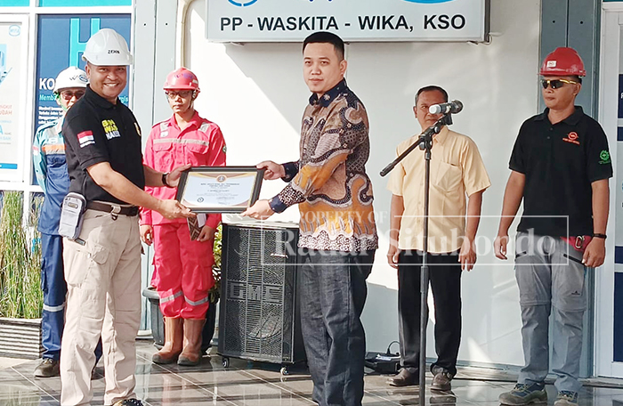 BULAN K3 : Pengawas Ketenagakerjaan Provinsi Jatim Korwil Situbondo, Taufik Hidayat menyerahkan piagam penghargaan kepada Direktur RS. Elizabet, Indra Gunawan,drg,.