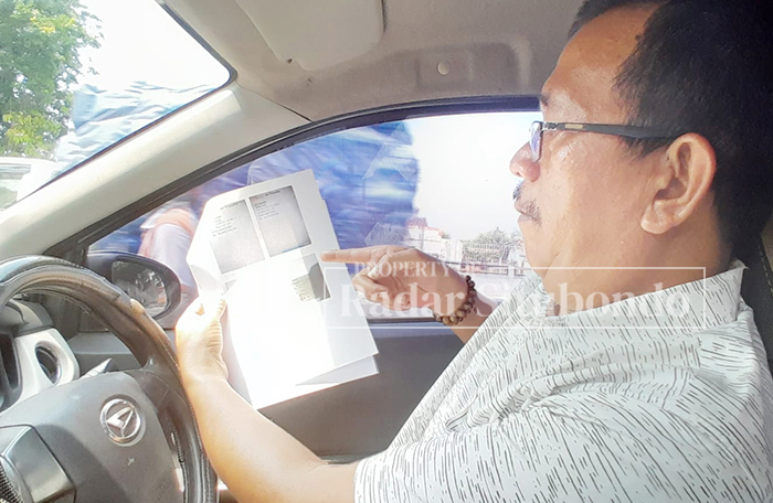 PELAPOR KADES: Edy Susanto menunjukkan bukti tanda transfer uang dari Bahrudin kepada Kades Blimbing, Kecamatan Besuki, belum lama ini.