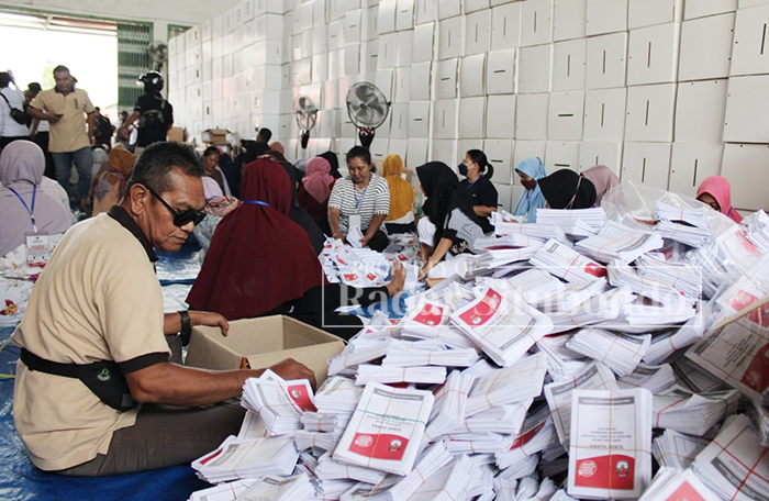 JELANG PEMILU : Surat suara yang sudah dilipat dikumpulkan hingga menggunung, di gudang logistik, di wilayah Kelurahan Mimbaan, Kecamatan Panji, Kamis (18/1) lalu.